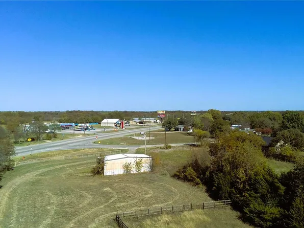823 W Saunders St, Trenton, TX 75490