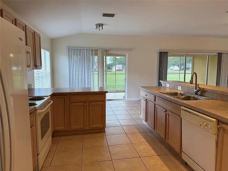 4304 SW 54th Ct — Photo 5