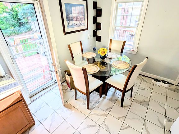 Eat in the kitchen for 4-6 persons.