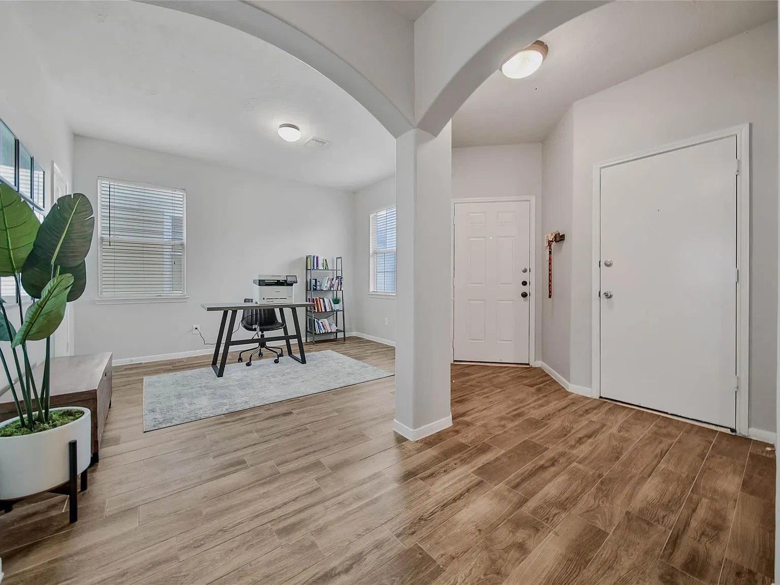 3 bed, 3.0 bath, 2041 sqft, $2,000 — Photo 4