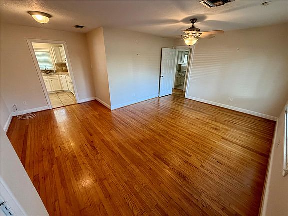 5th image of 2106 Woodcrest Dr