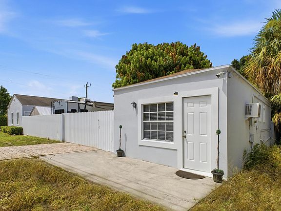 3rd image of 801 HAMPTON Road