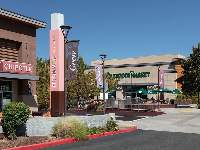 Located just 3 miles from shopping and dining at Persimmon Place