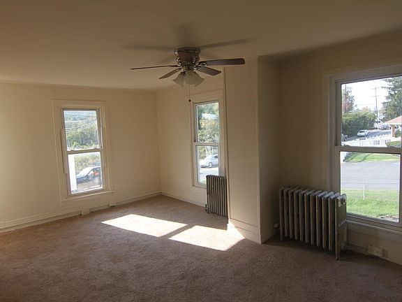 Spacious bedroom, lots of Windows