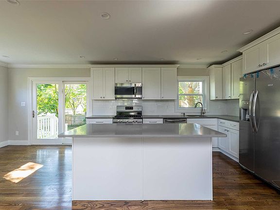 4th image of 17 Frances Dr