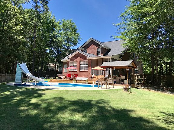 Beautiful backyard with pool