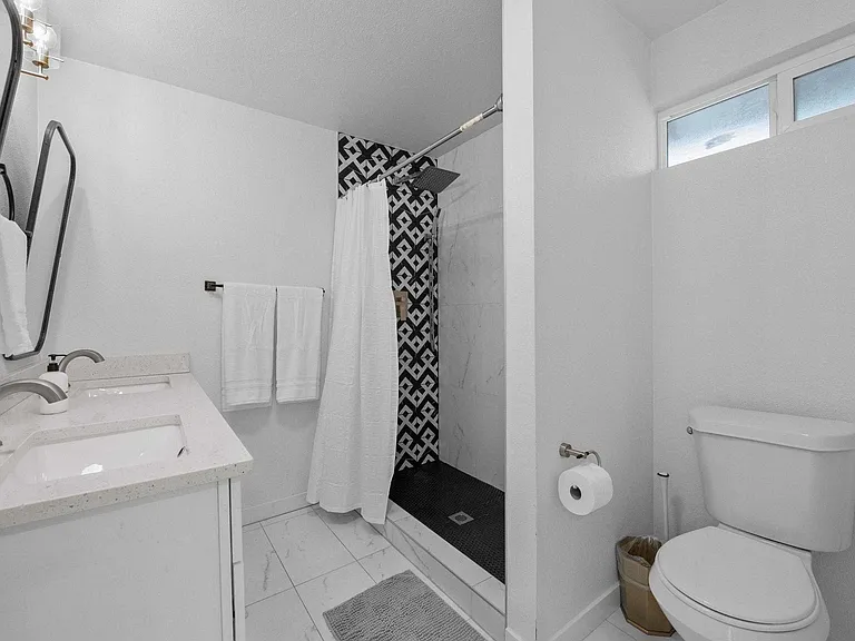 5330 Johnson St — Photo 18