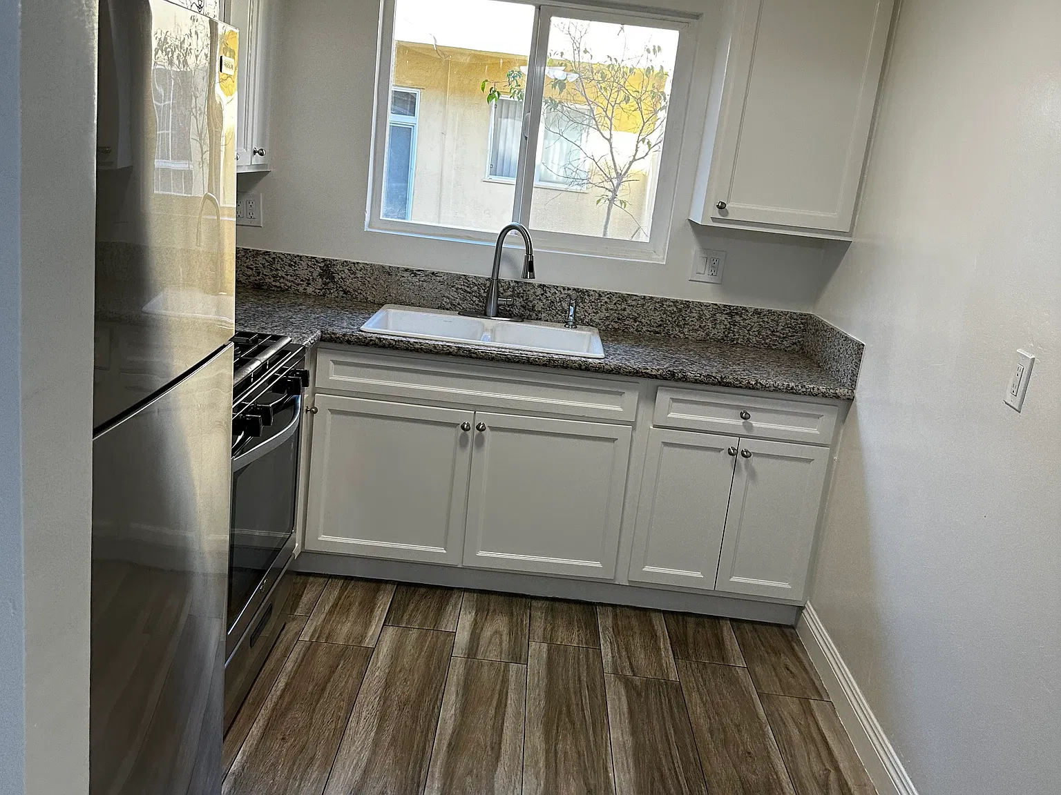 2 bed, 850 sqft, $2,600 — Photo 2