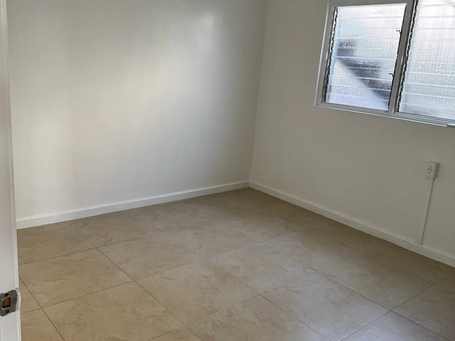 3 bed, 1000 sqft, $3,200 — Photo 2