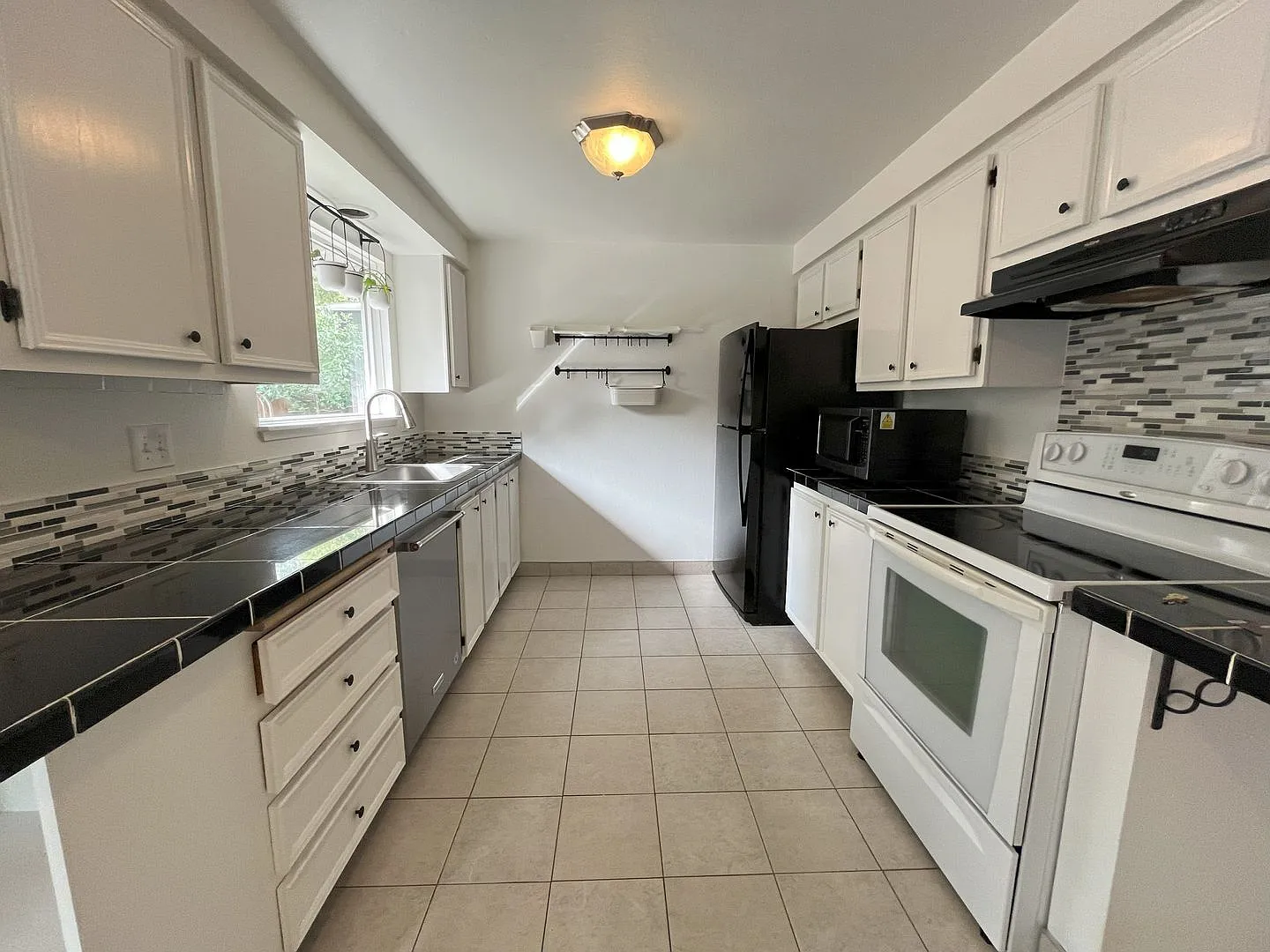 Spacious Yet Cozy 3BR/2BA Home with Outdoor Living — Photo 4