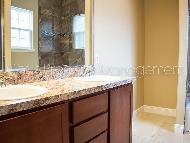 2419 S Shine Ave — Photo 15