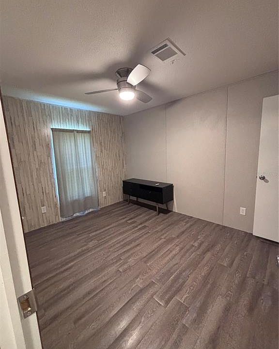 2nd image of 133 OAK CIRCLE