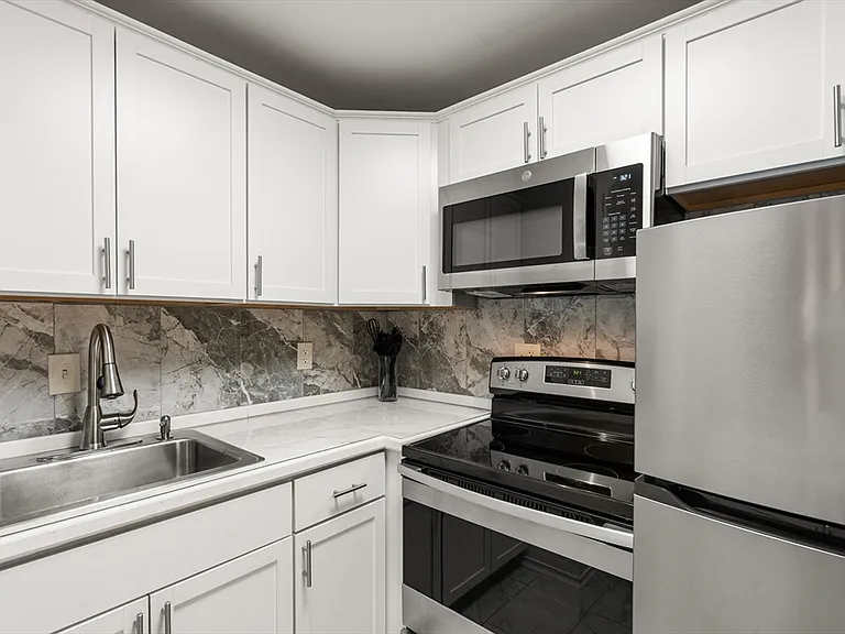 5050 Washington St #216 — Photo 8