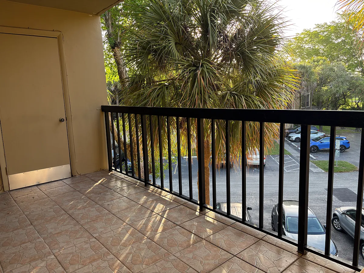 Building Photo - 10835 SW 112th Ave #306