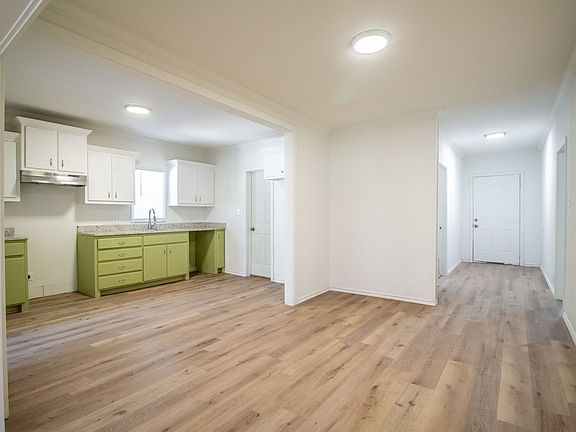 5th image of 950 W Lynn St