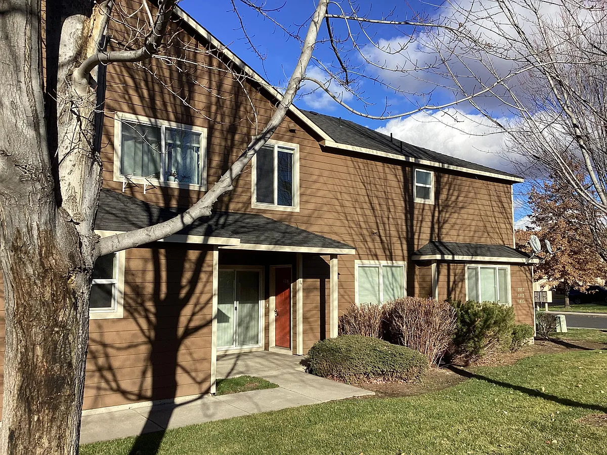 Building Photo - 1817 SW Reindeer Ave