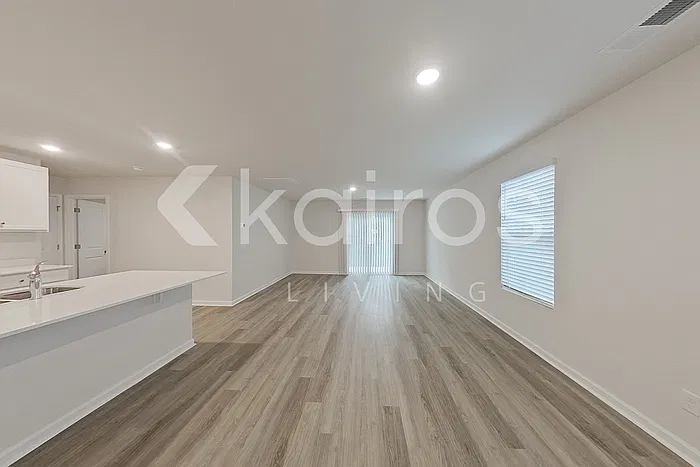 5 bed, 3.0 bath, 2361 sqft, $2,445 — Photo 2
