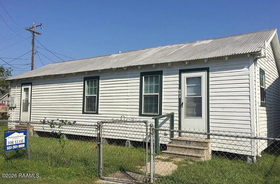 1st image of 902 Domingue St