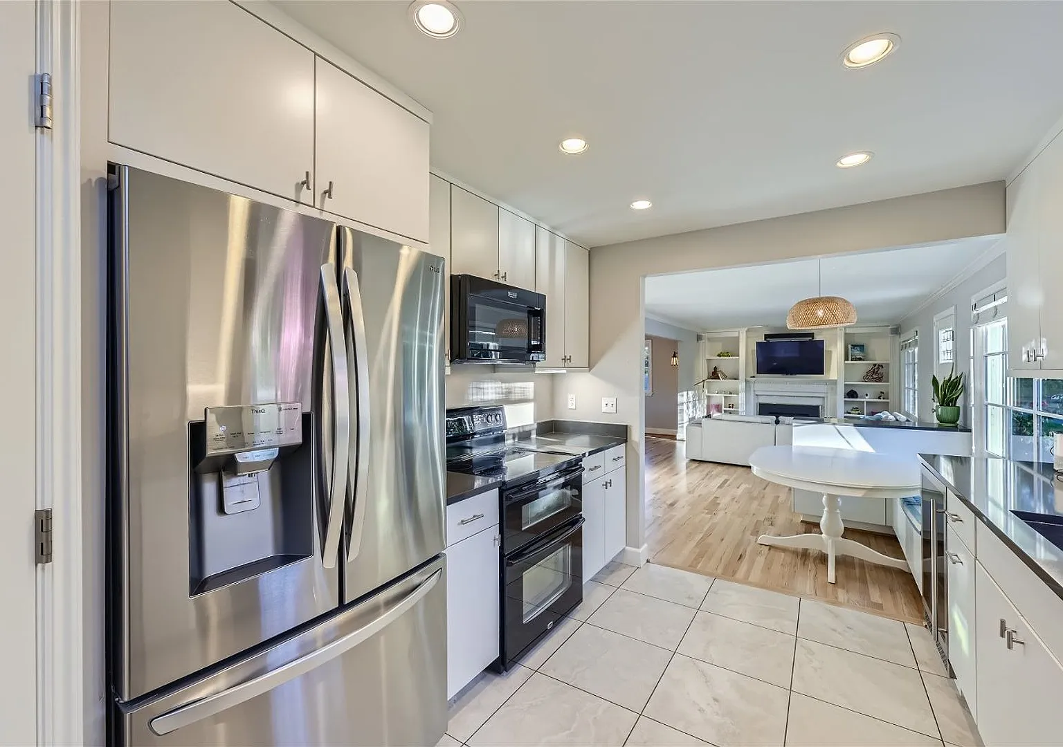 Introducing a spacious 4 bedroom, 2.5 bathroom house located in Bryan Heights! — Photo 4