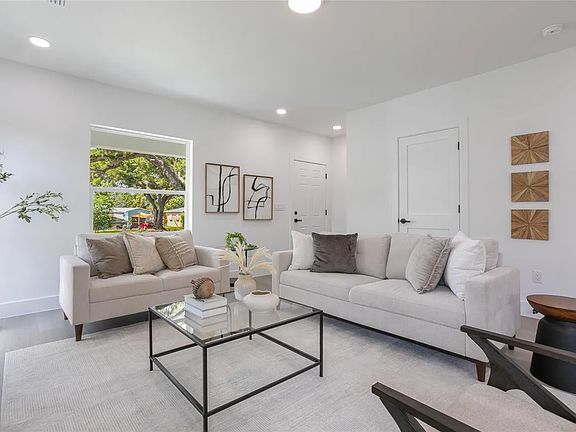 5th image of 2327 26th Ave S