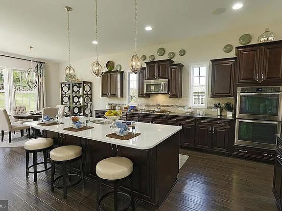 5th image of 141 Coachman Cir