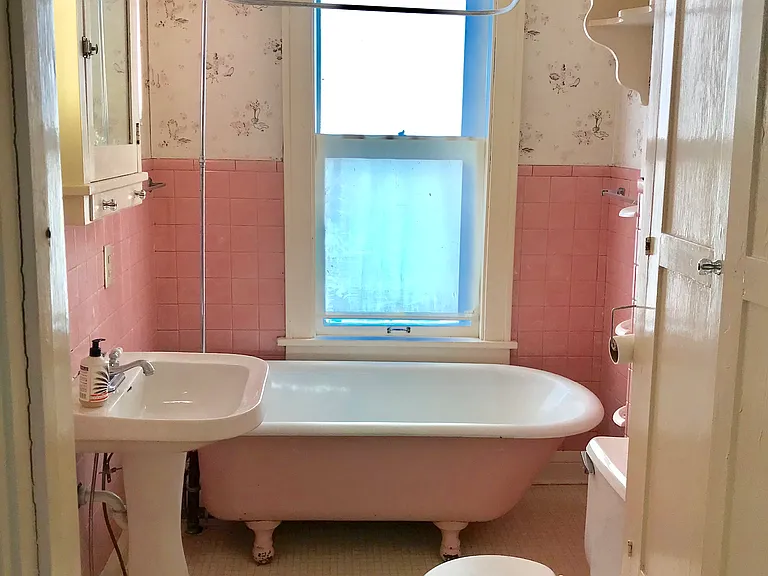 584 Rose Ave E #1 — Photo 4
