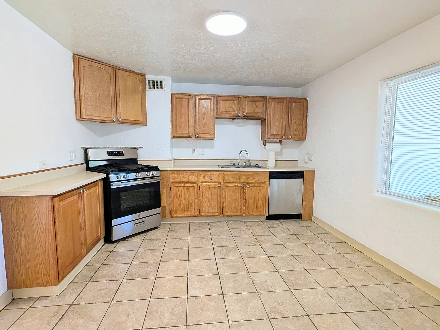 2 bed, 950 sqft, $1,900 — Photo 3