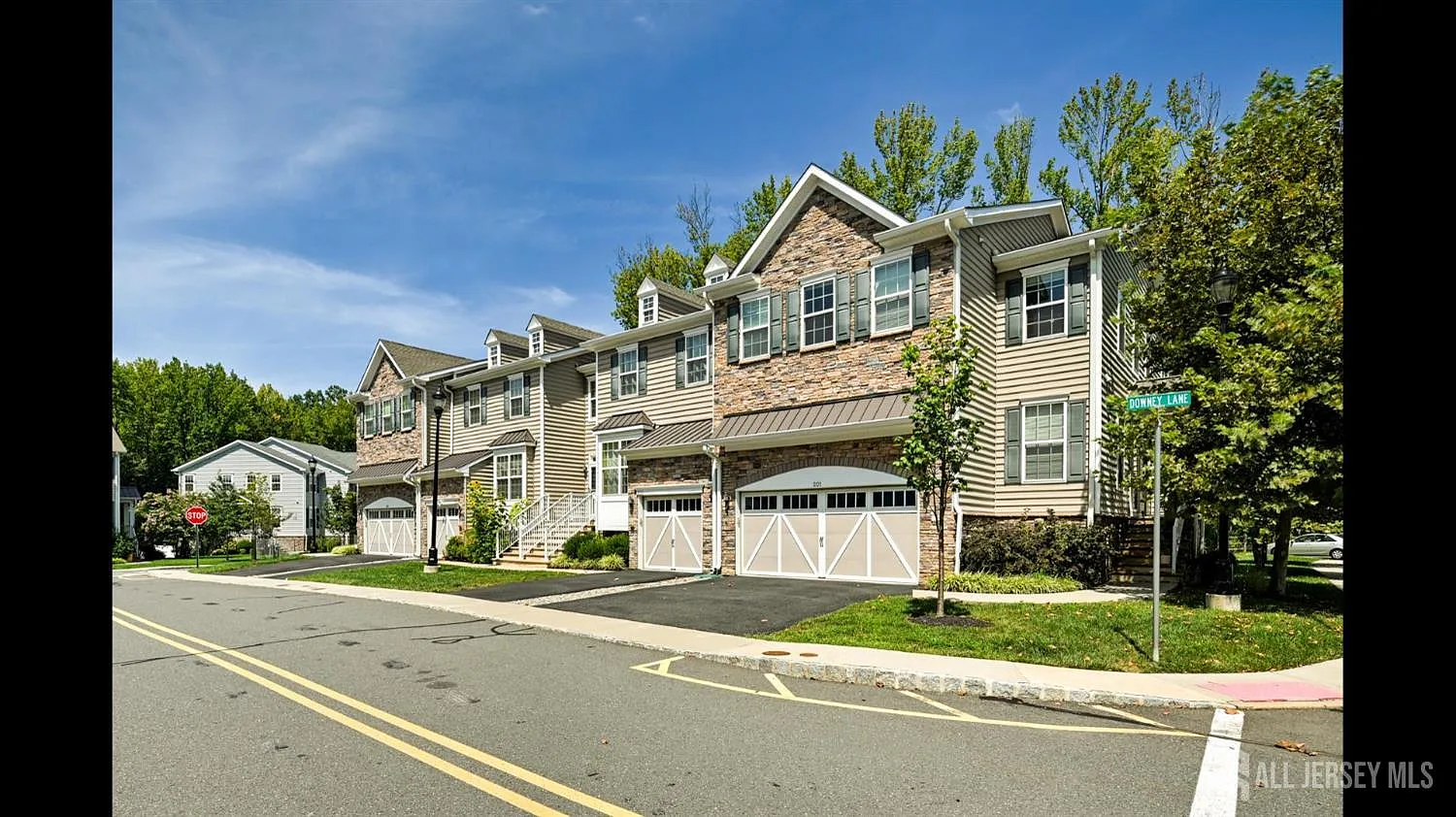 4 bed, 4.0 bath, 2614 sqft, $4,300 — Photo 2