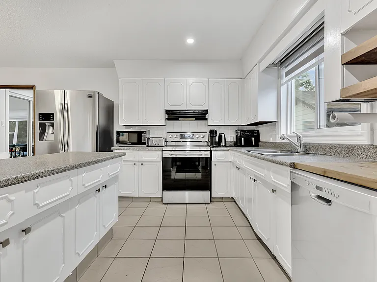 239 Oakview Ave — Photo 3