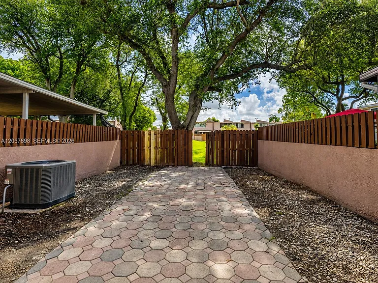 14124 Kendale Lakes Cir #14124 — Photo 19