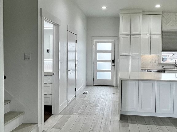3rd image of 3214 W Lakeside Drive