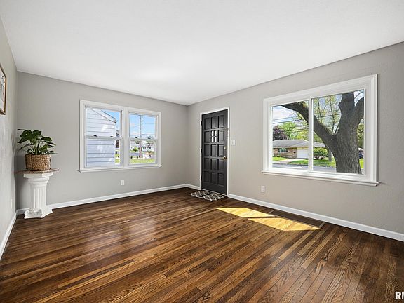 4th image of 211 E Lake Ave
