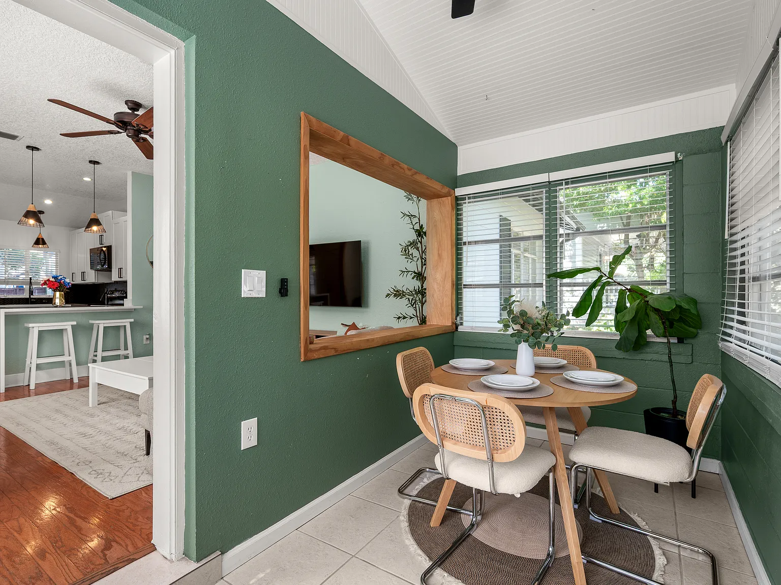 3 bed, 1402 sqft, $3,750 — Photo 2