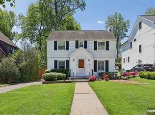 290 Winthrop Rd, Teaneck, NJ 07666