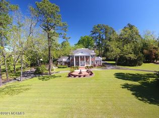 1404 Lakeshore Dr, Lake Waccamaw, NC 28450