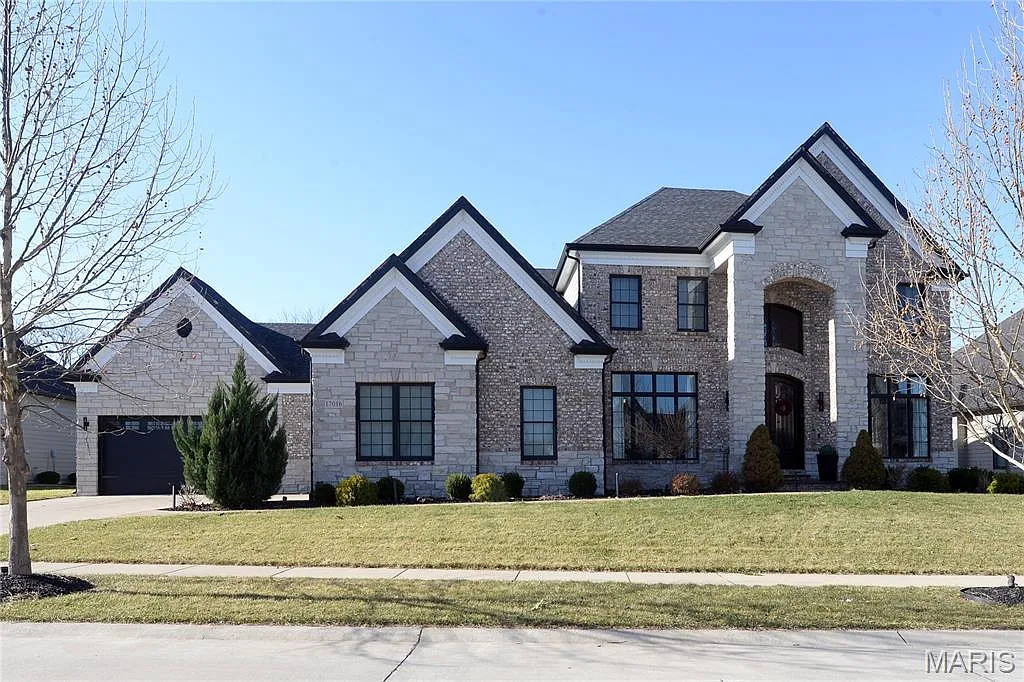5 bed, 4.5 bath, 5542 sqft, $9,975 — Photo 1