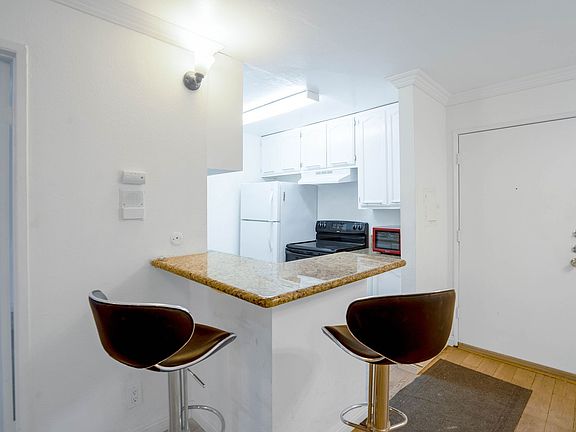 4th image of 525 S Ardmore Ave APT 121