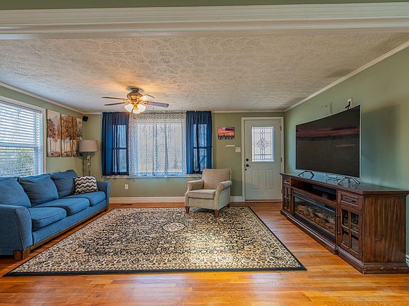 2nd image of 836 Toms Rd