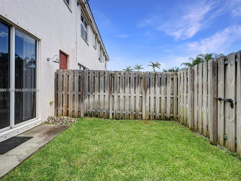 2311 NE 42nd Cir #1 — Photo 2