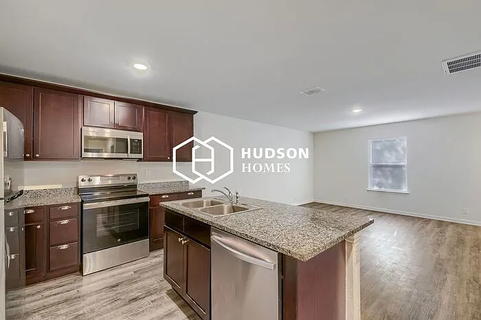 310 Brenner St — Photo 6
