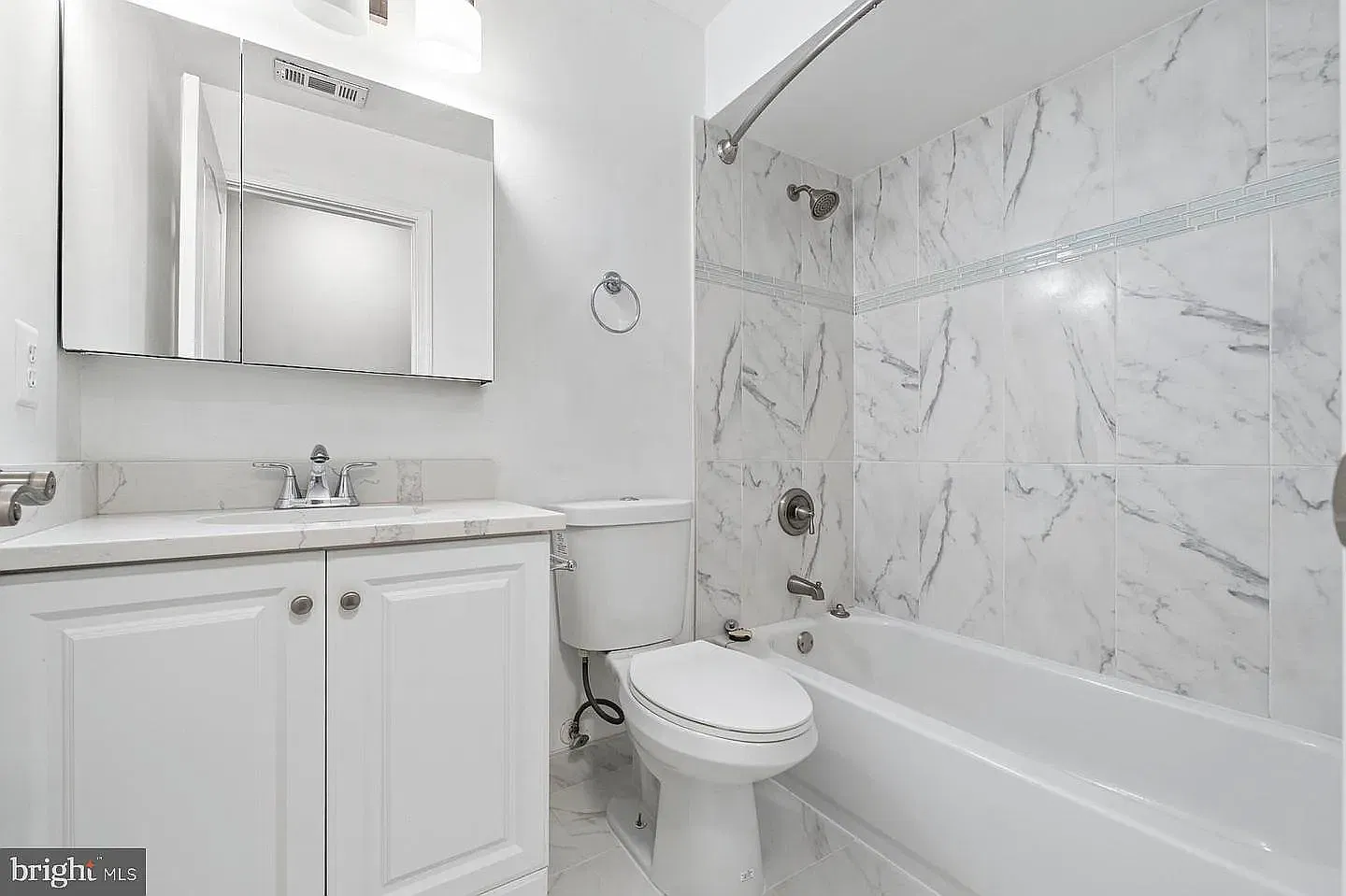 3 bed, 1090 sqft, $2,300 — Photo 3