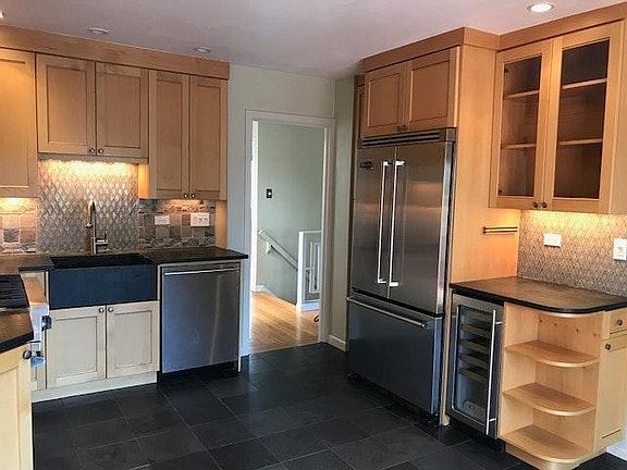 3rd image of 117 Moffitt St