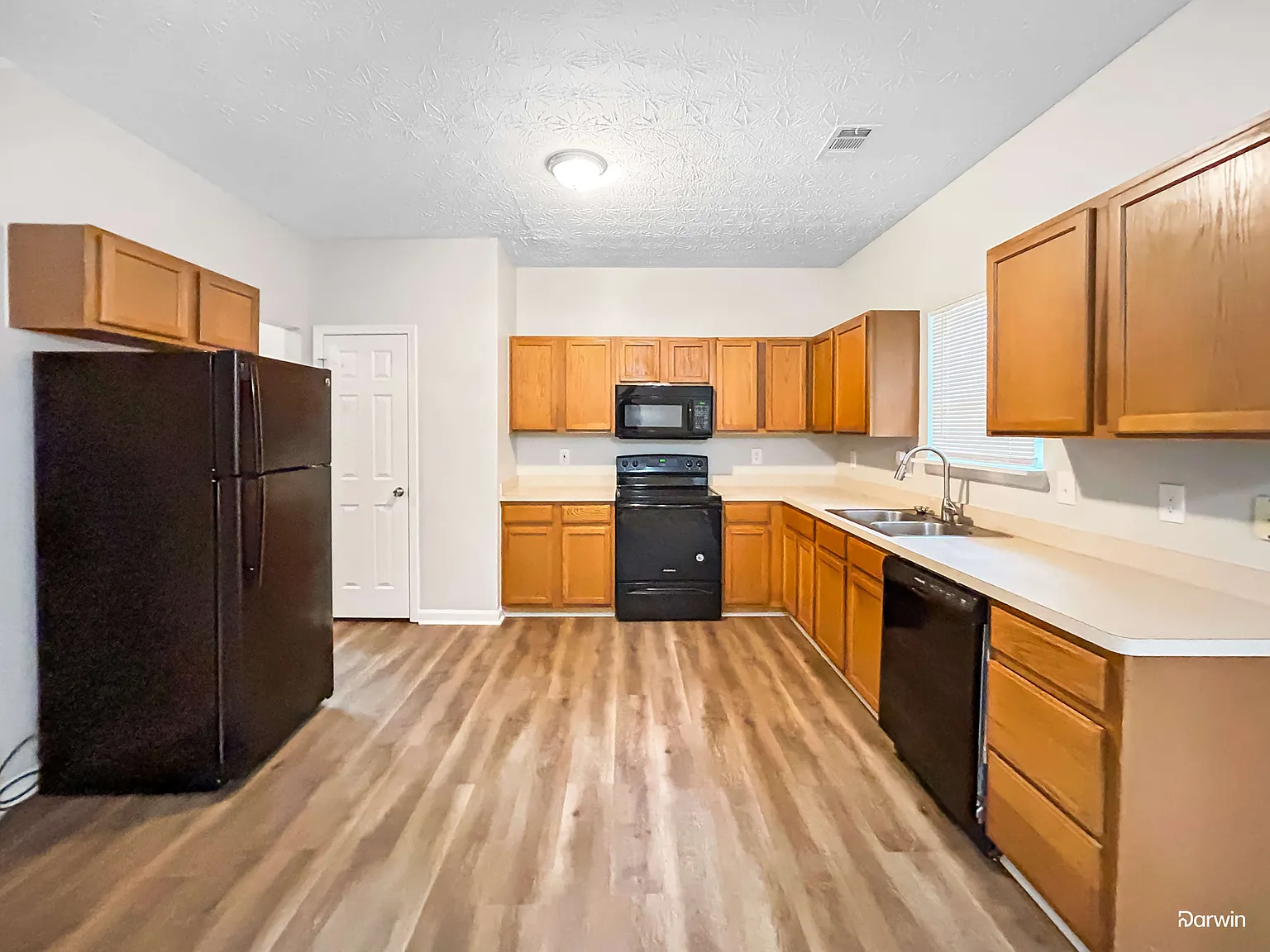 4 bed, 2.5 bath, 2644 sqft, $2,250 — Photo 2