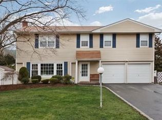 22 Commander Vic Ln, Nesconset, NY 11767