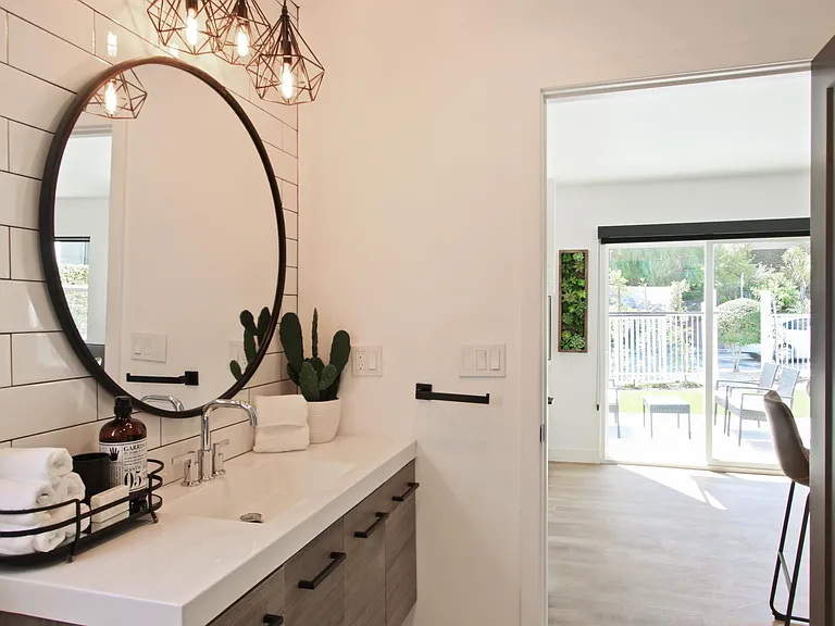 22809 Crespi St — Photo 9