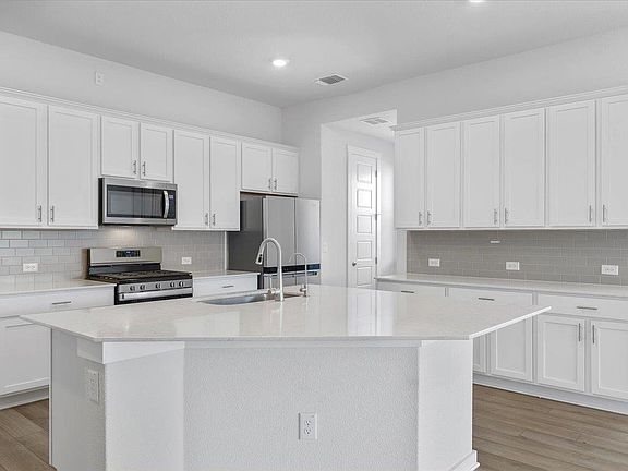 5th image of 432 Deerpath St