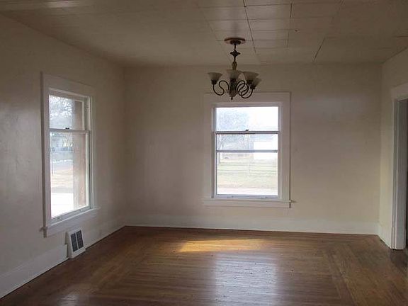 5th image of 512 E 3rd St