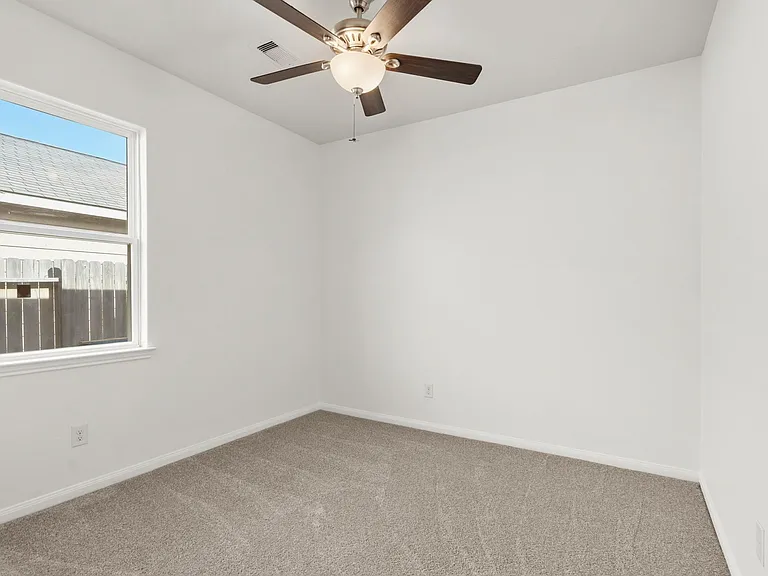 718 Crystal Lakes Dr — Photo 16