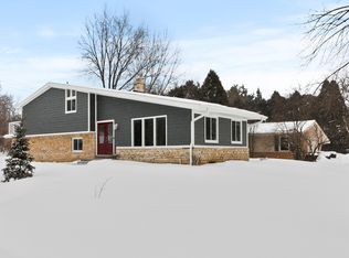 911 E Buttles Pl, Bayside, WI 53217