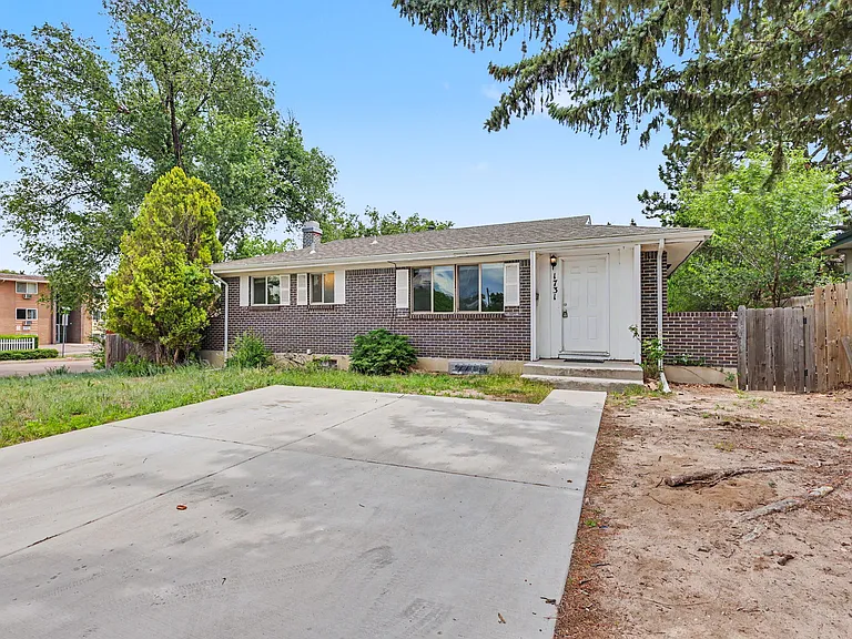 1731 Auburn Dr — Photo 2
